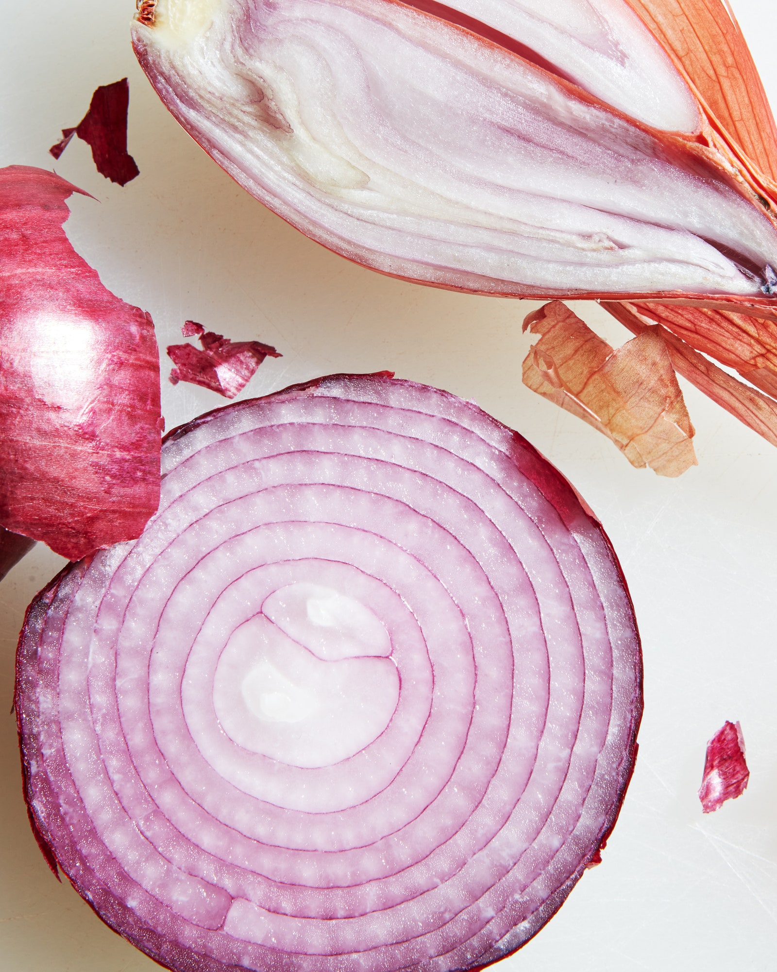 Crosssections of a cut red onion and a shallot.